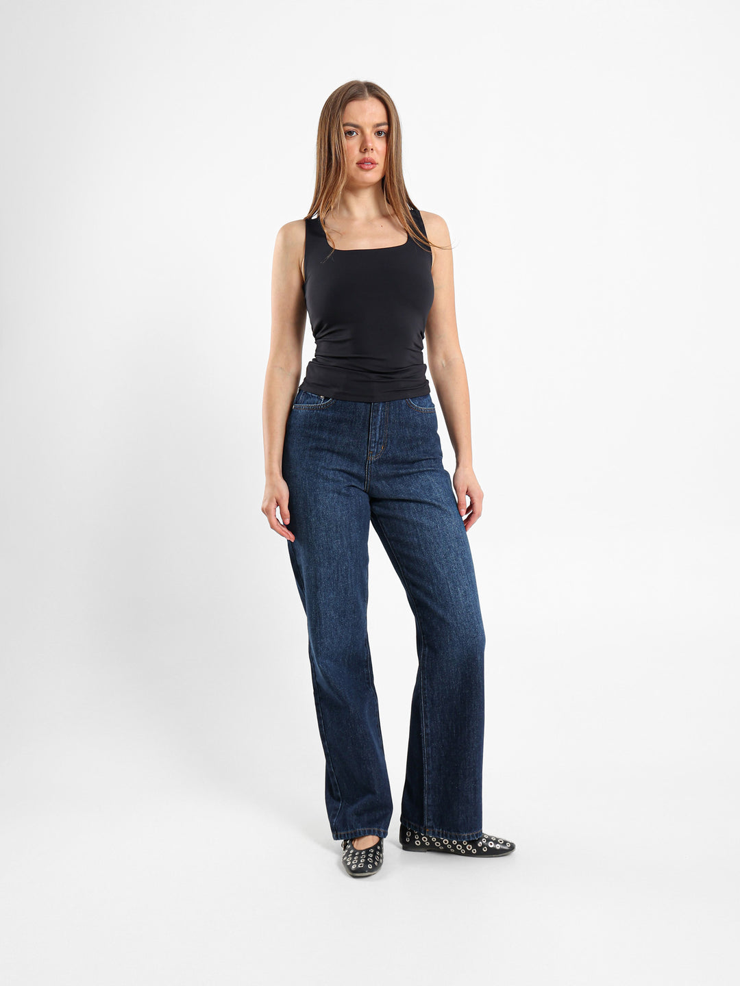بنطال جينز بقصة مستقيمة