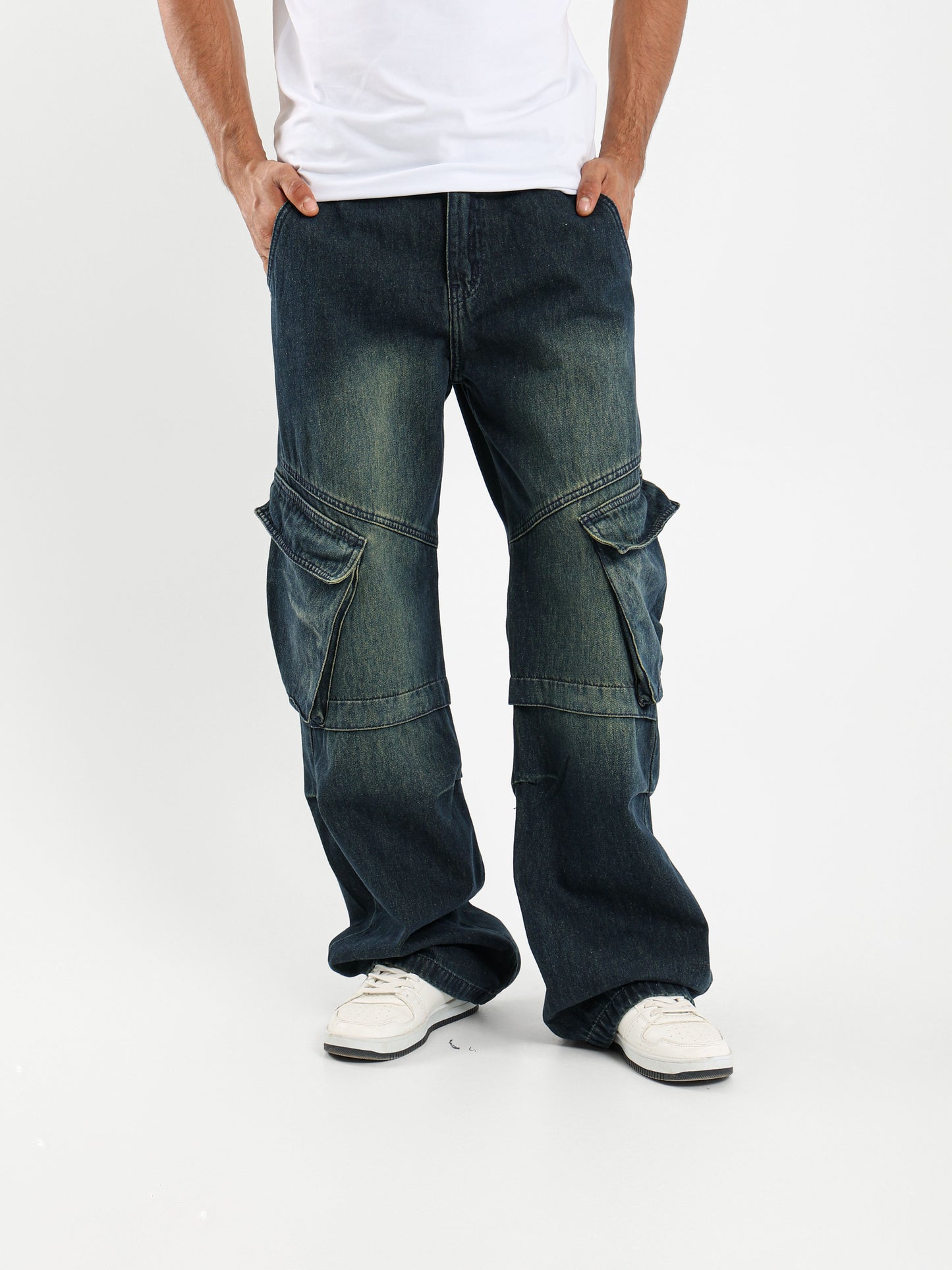 Loose Fit Cargo Jeans