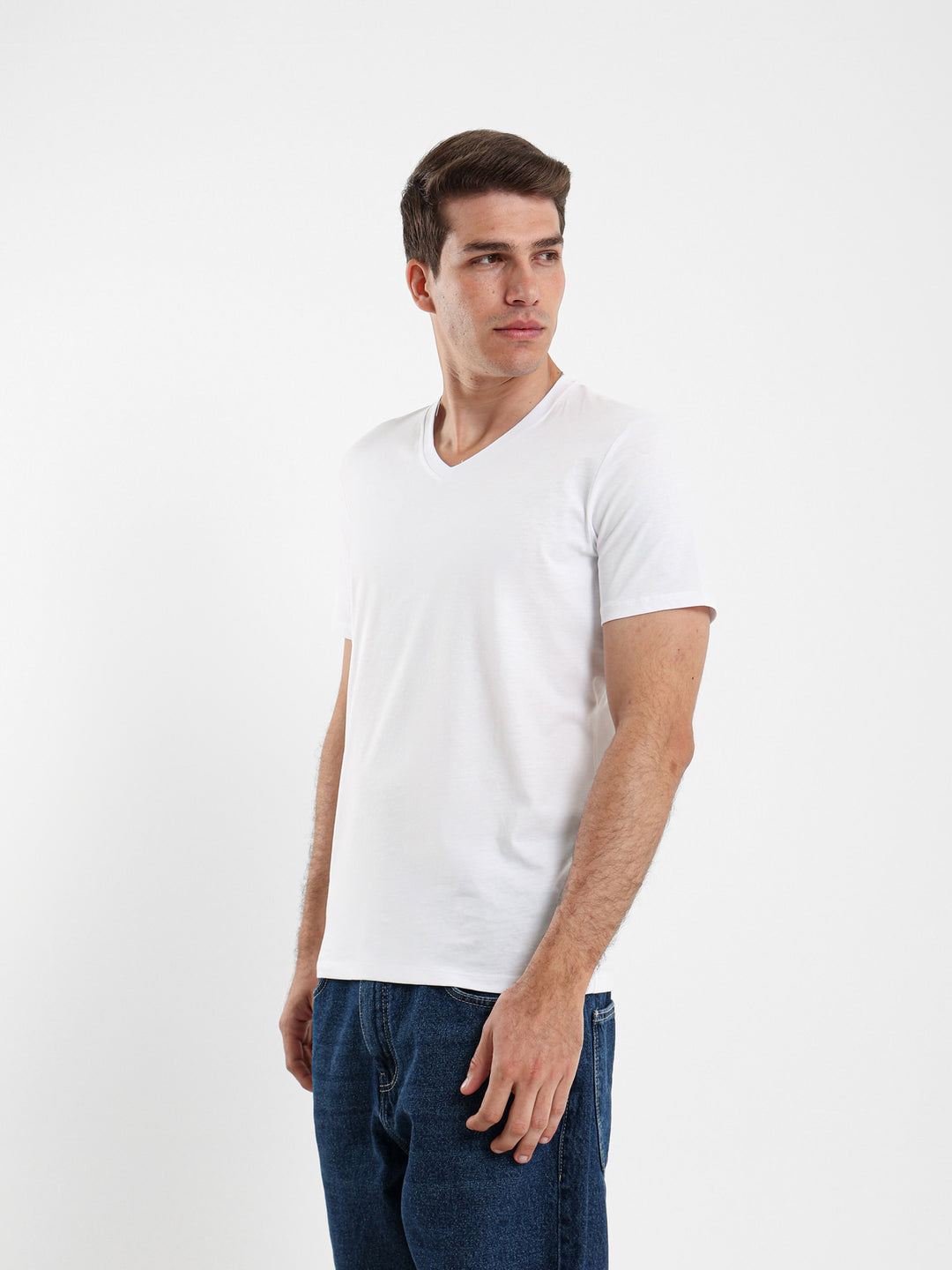 تيشيرت أساسي بقصة عادية ورقبة على شكل V