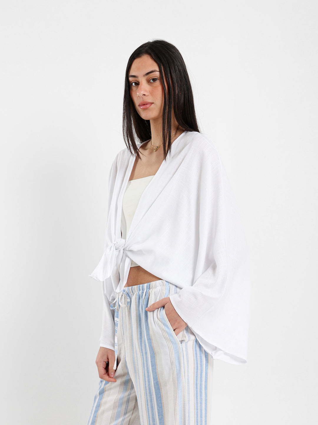 كيمونو بأكمام جرس طويلة وربطة أمامية