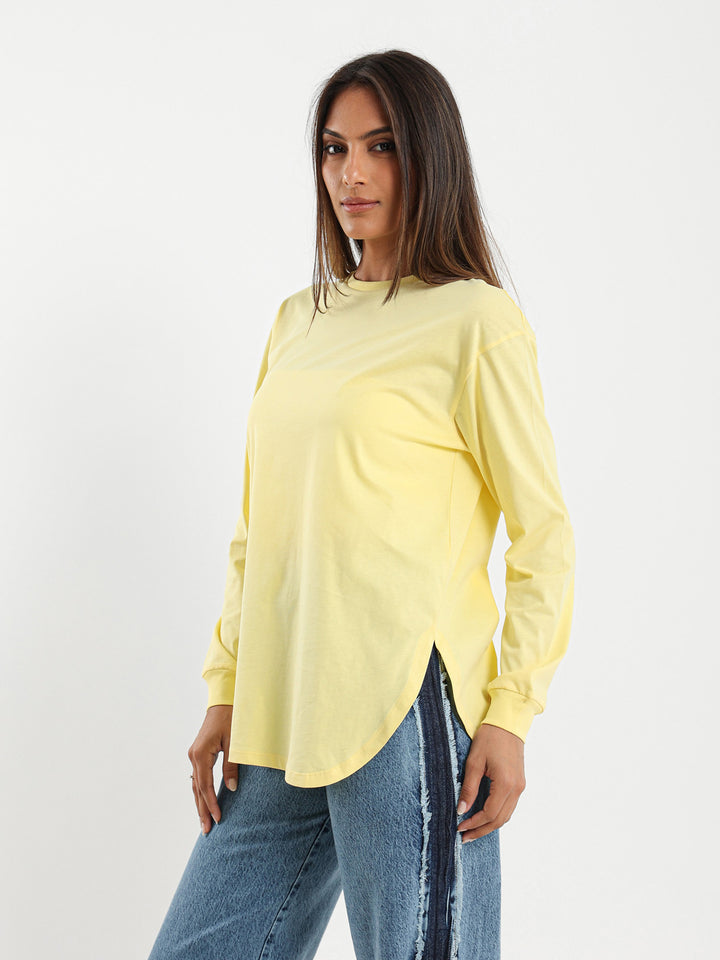 بلوزة بأكمام طويلة وحافة مستديرة مع فتحات