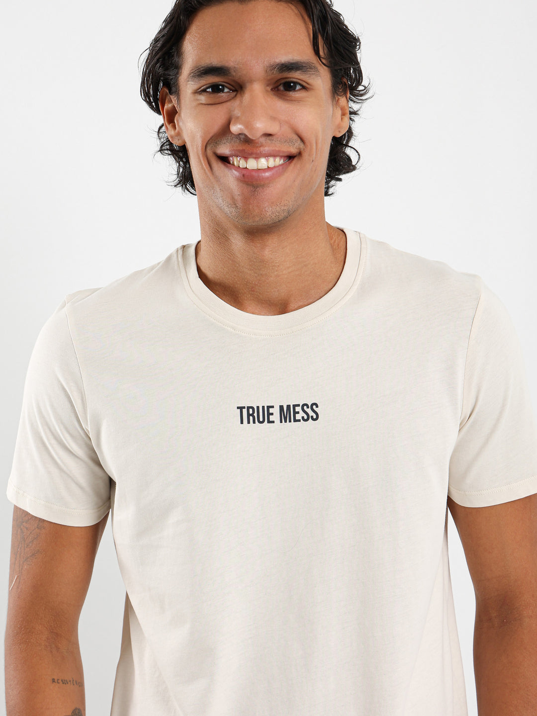 تي شيرت True Mess بطبعة جرافيك