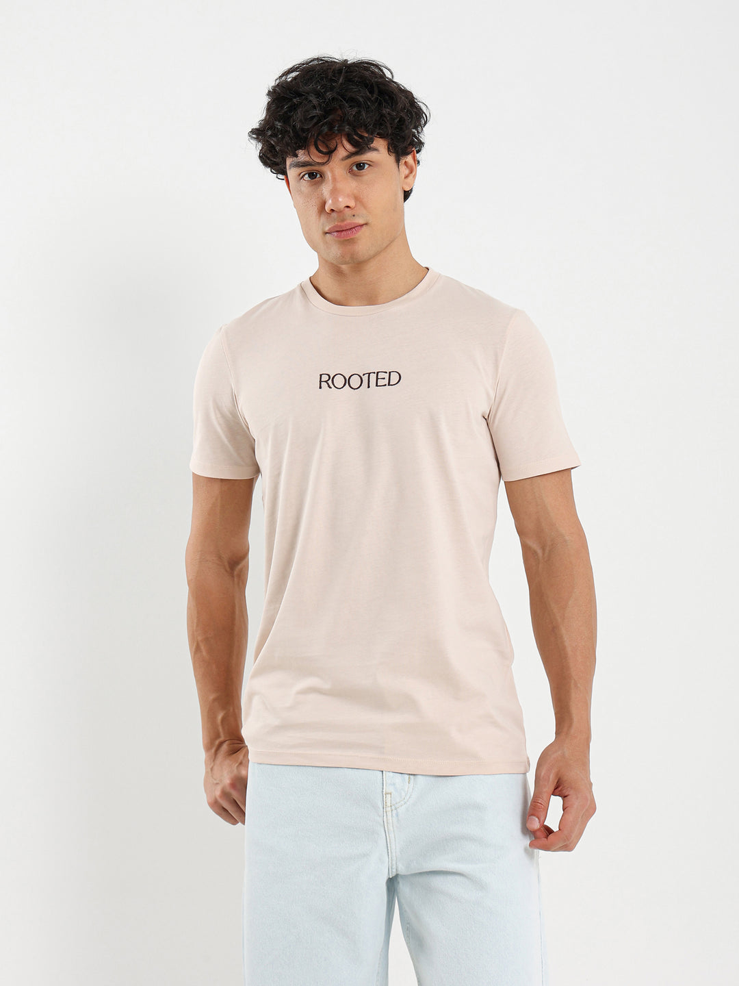 تي شيرت بطباعة "Rooted" من الأمام