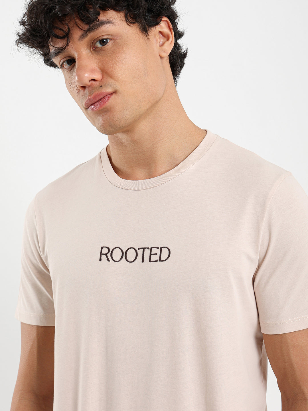 تي شيرت بطباعة "Rooted" من الأمام