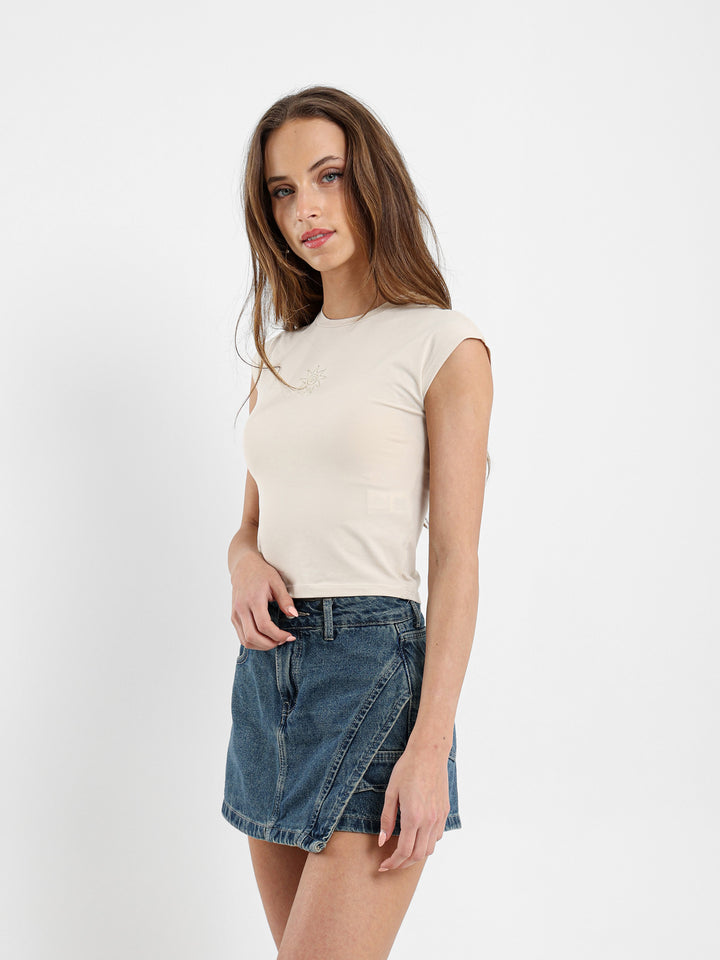 تيشيرت بأكمام كاب مطرزة بالشمس