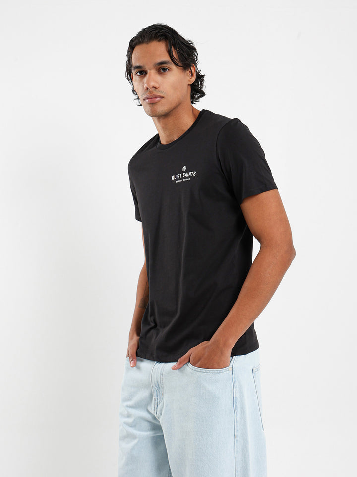 تيشيرت بقصة عادية بطبعة Saints الجرافيكية