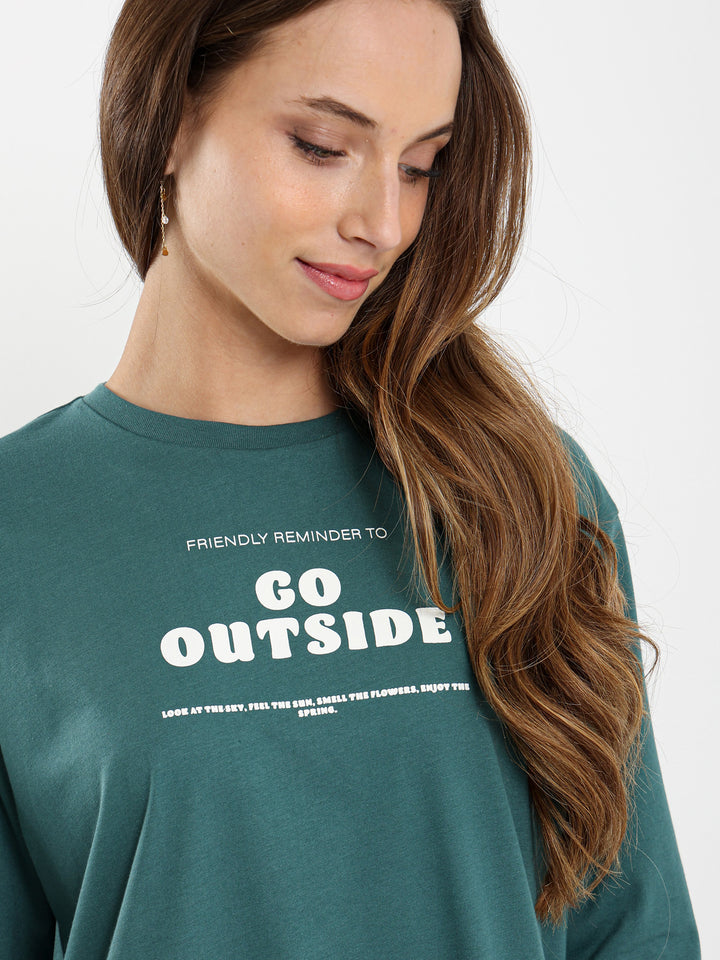 تيشيرت بأكمام طويلة فضفاضة بطبعة "Go Outside"