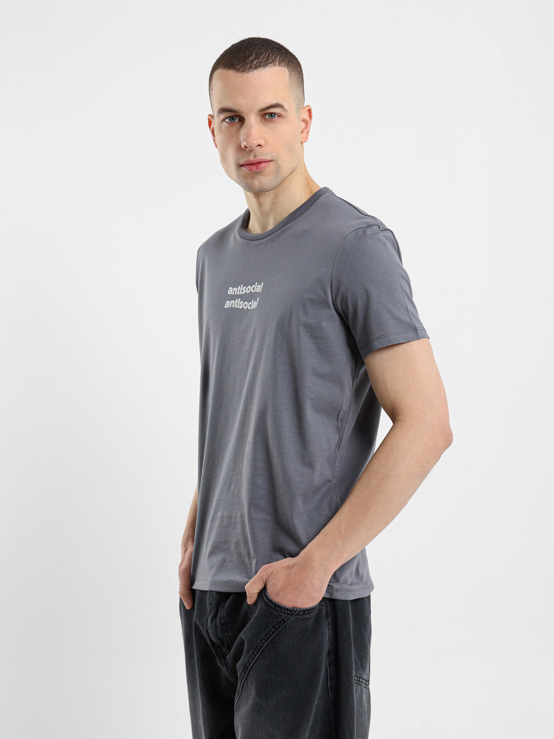 تي شيرت أنتي سوشيال بطبعة جرافيك