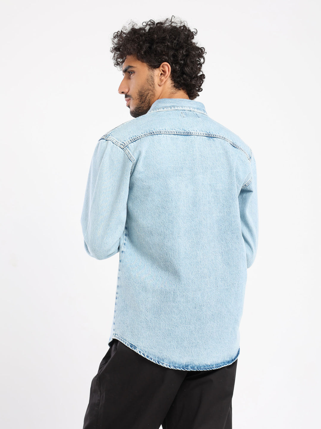 قميص دنيم أساسي بتفاصيل غربية مع كباسين