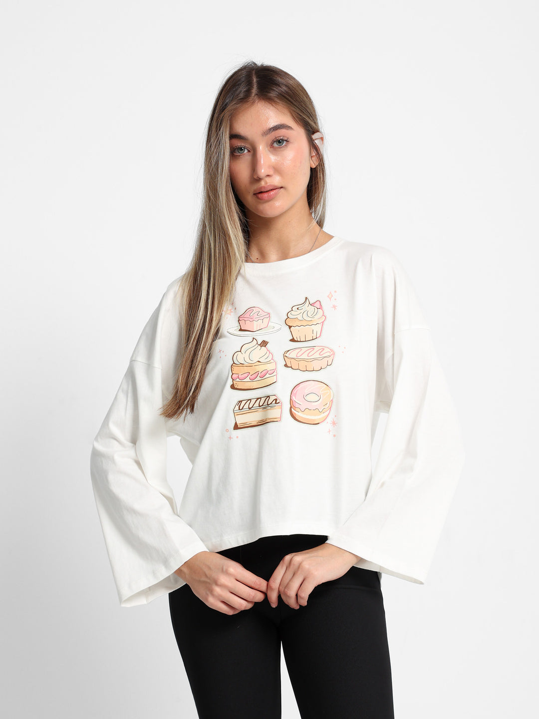تيشيرت بأكمام طويلة بطبعة رسم "Cakes"