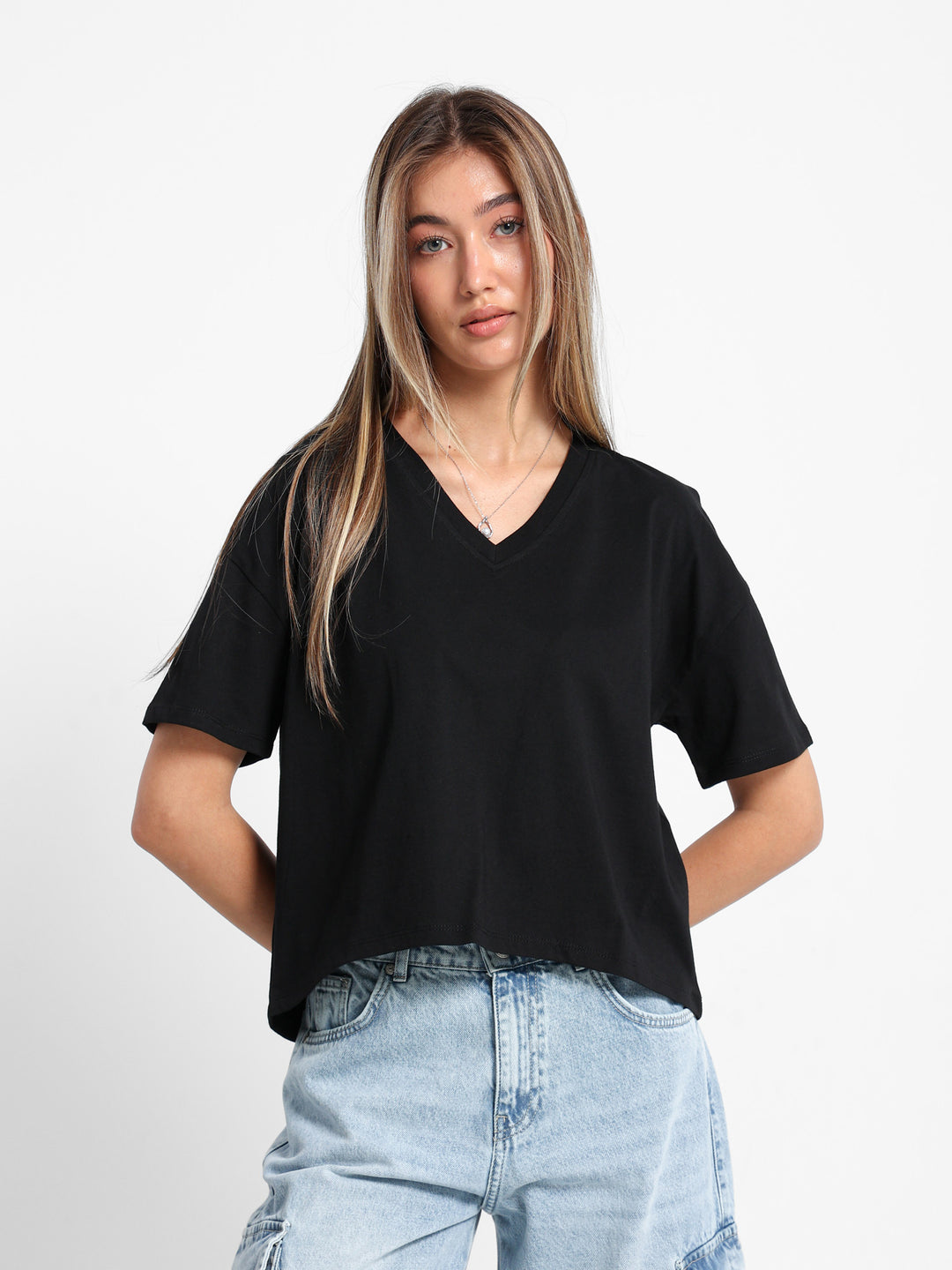 تي شيرت قصير بقصة V-Neck