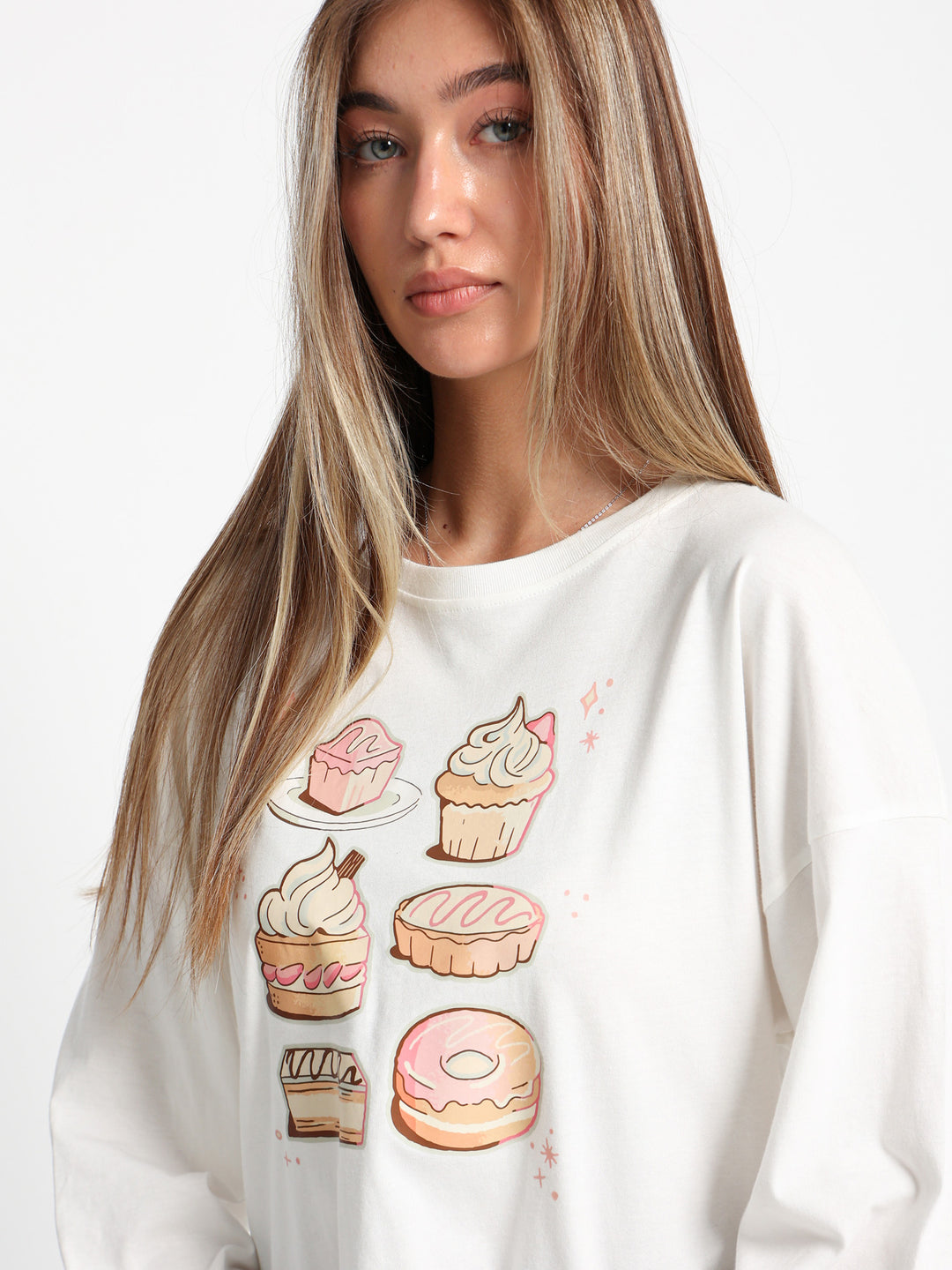 تيشيرت بأكمام طويلة بطبعة رسم "Cakes"