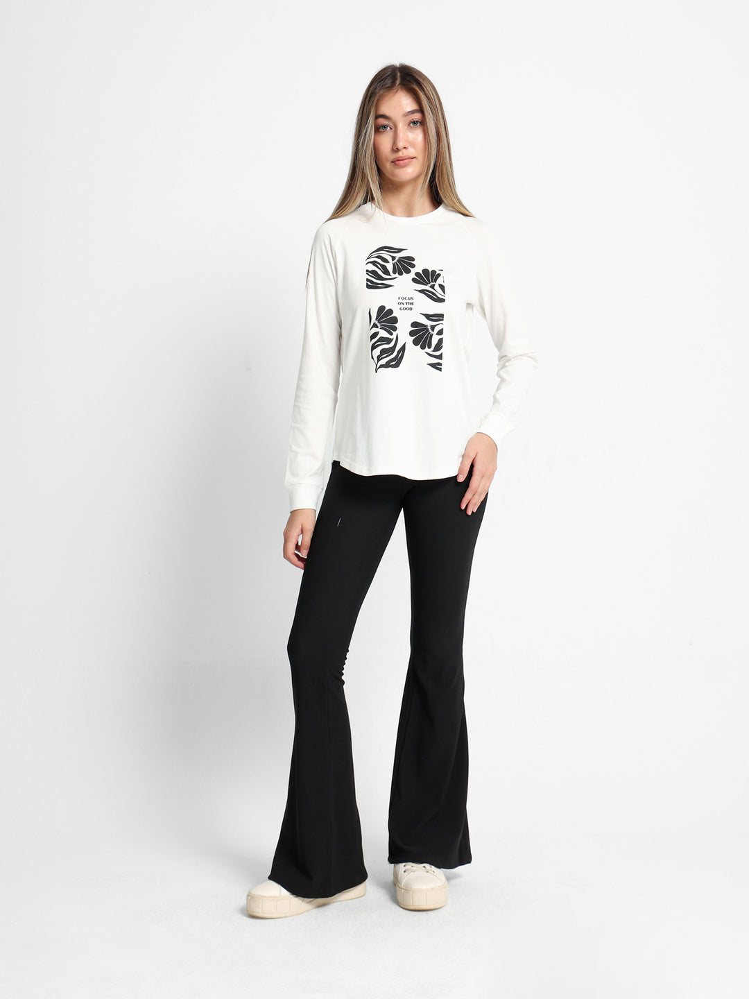 تيشيرت بأكمام راجلان مطبوع عليه "ركز على الجانب المشرق"