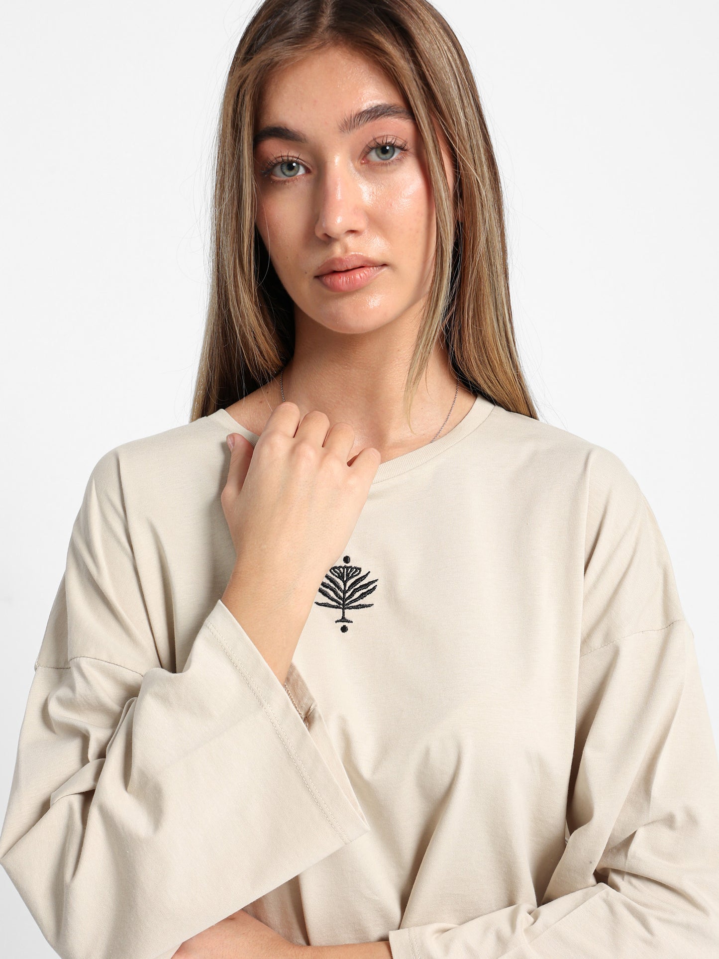 Minimal Flower Embroidery T-Shirt