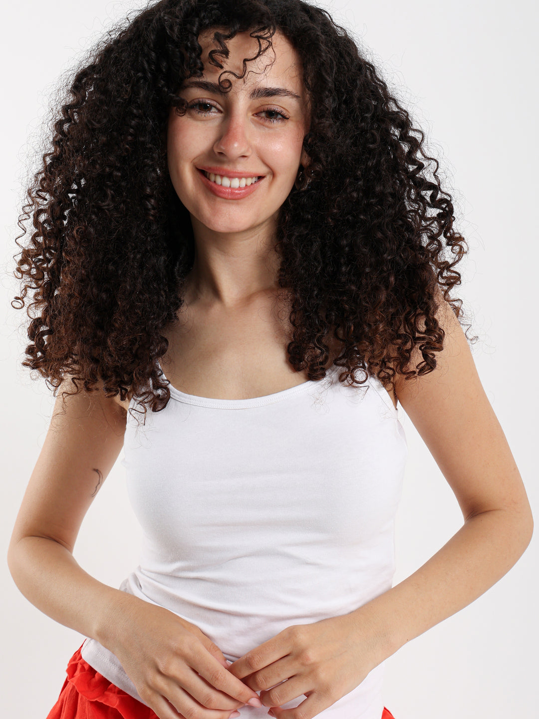 توب كلاسيك بحمالات رفيعة